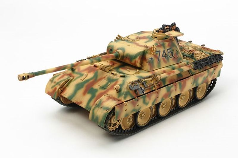 GERMAN TANK PANTHER AUSF. D MED 2 FIGURER. SKALA 1/35