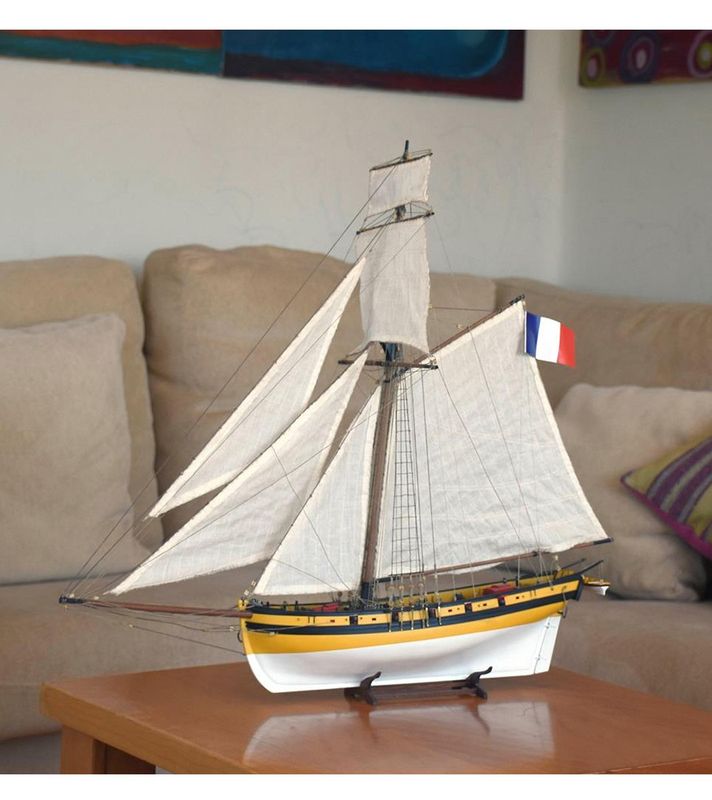 Gift Pack with Ship Model, Paints and Tools: Le Renard